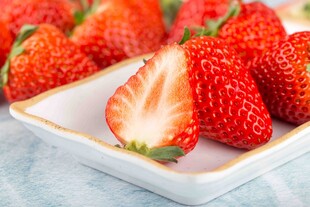 新鲜草莓摆盘展示