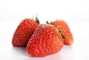 新鲜饱满的三颗红草莓