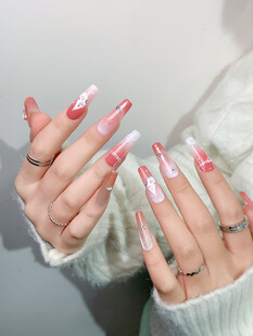 精致红白美甲手部特写