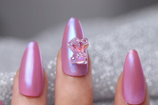 粉紫色美甲配精致蝴蝶装饰