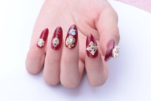 精致红色美甲手部特写