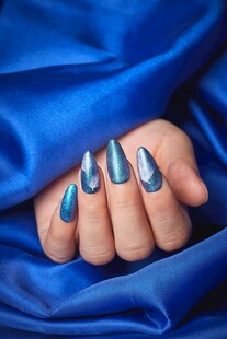 蓝色美甲特写