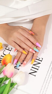 多彩美甲搭配鲜花装饰