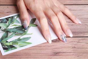 精致美甲搭配清新绿植