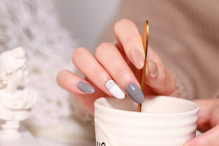 女性美甲操作瞬间