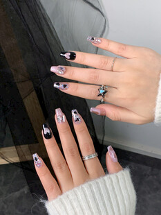 精致美甲搭配戒指展示