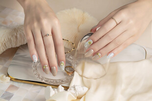 精致美甲手部特写展示