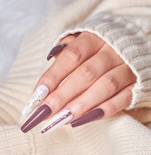 时尚长款美甲手部特写