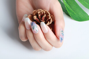 精致美甲搭配松果装饰