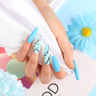 蓝色美甲搭配精致花纹