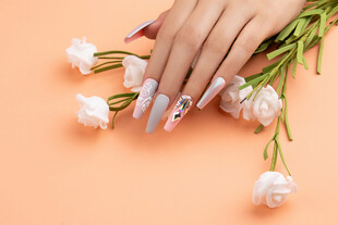 美甲美手与娇艳花朵