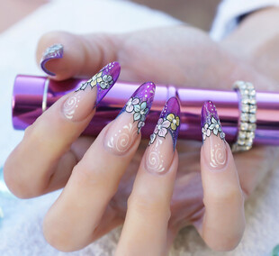 炫彩美甲手持紫色物件