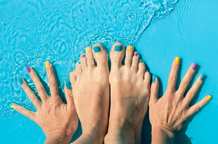 泳池边的美甲美足展示