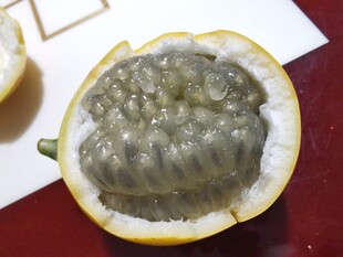 切开的热情果肉特写