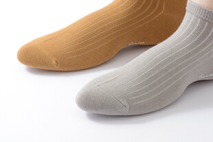 两双简约风袜子展示