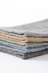 多彩叠放的棉袜特写