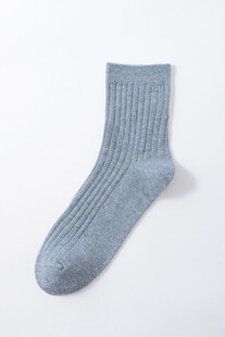 浅灰色针织中筒袜