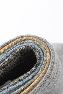 多彩叠放的卷状棉袜特写