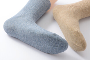 两双简约纯色袜子展示