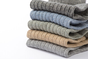 堆叠的多彩棉袜