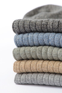 堆叠的多彩棉袜