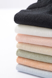 多彩叠放的棉袜