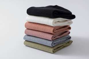 叠放的多彩棉袜