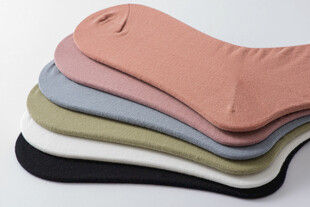 多彩纯色袜子堆叠展示