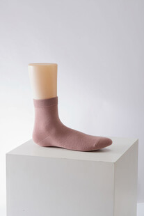 展示台上的时尚短袜