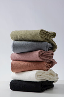 多彩叠放的柔软棉袜