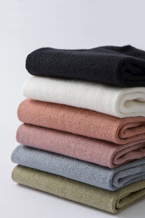 多彩叠放的柔软棉袜