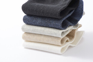 叠放的多彩棉袜