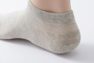 浅灰色简约低帮袜子特写