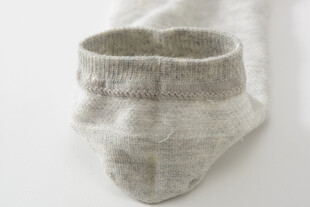 浅灰色短款袜子