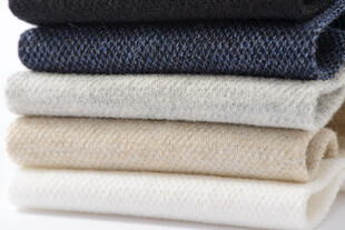 堆叠的多彩棉袜