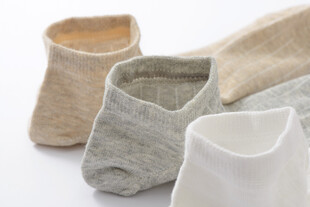 多款简约纯色袜子展示