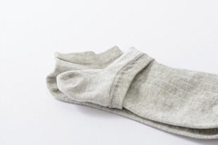 浅灰色简约袜子