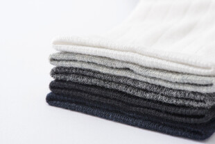 堆叠的多色袜子