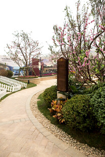 春日小径旁的繁花与碑牌