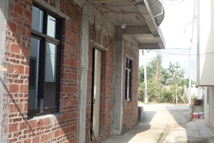 红砖房外的宁静小道