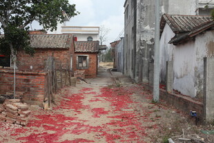 古巷洒落红色鞭炮碎屑