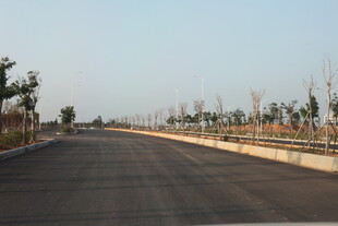 宽阔平坦的柏油道路