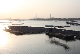 夕阳下的宁静码头