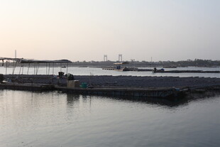 宁静水边码头景象