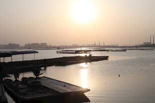 夕阳下的宁静码头景象