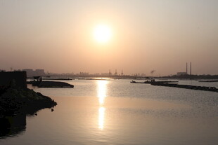 夕阳下的宁静河畔