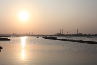 夕阳下平静的水面风景
