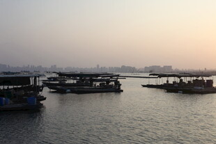 黄昏下的水上船只景象