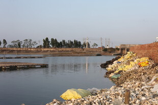 河边景象 岸边堆放杂物