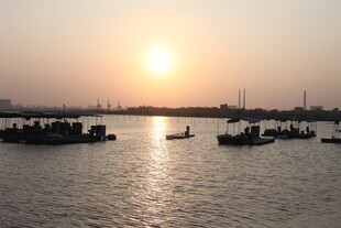 夕阳下的水上船只景象